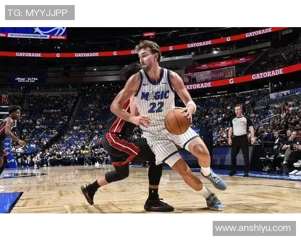 热火与雷霆总决赛第三场激战回顾球星表现与战术分析全景呈现